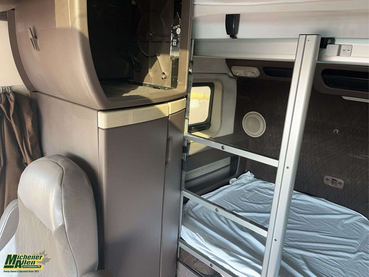 2012-volvo-vnl-t/a-sleeper-tractor-image-11