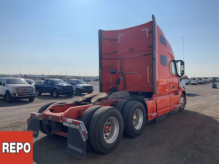 2023-volvo-vnl-t/a-sleeper-tractor-image-3