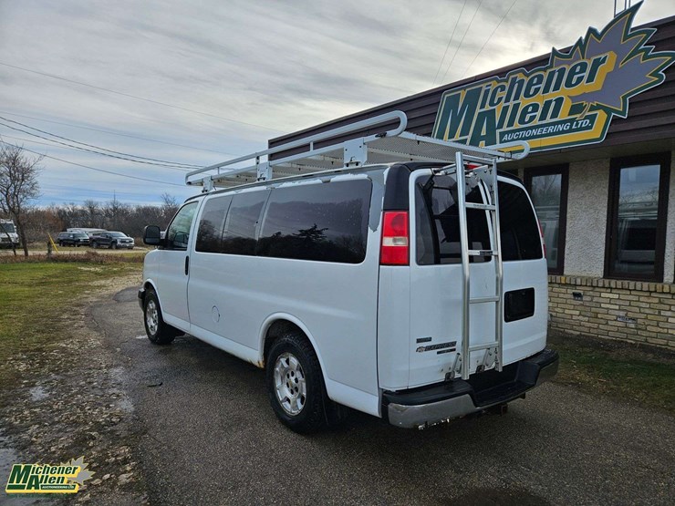 2011-chevrolet-express-1500-image-3