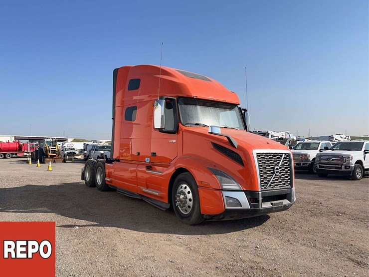 2023-volvo-vnl-t/a-sleeper-tractor-image-4