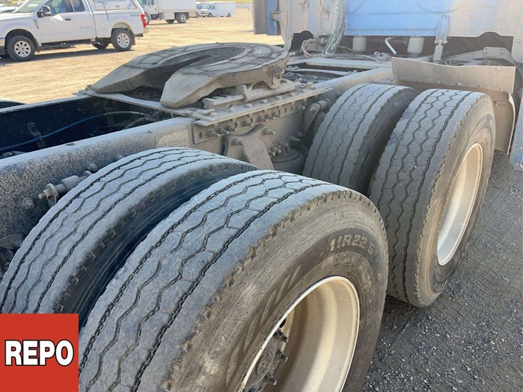 2022-freightliner-cascadia-t/a-sleeper-tractor-image-10