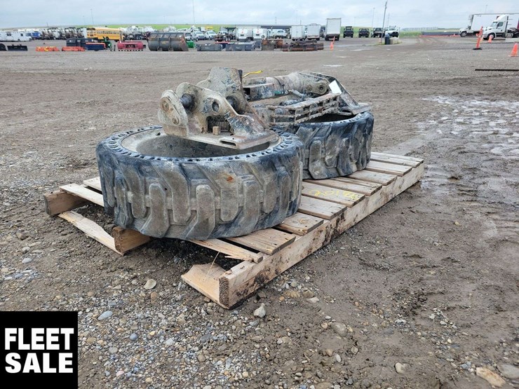 2x-skid-steer-tires-&-hydraulic-ram-image-1