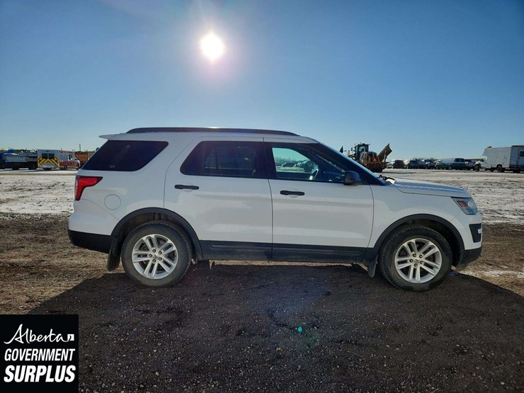 2016-ford-explorer-image-24