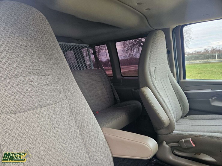 2011-chevrolet-express-1500-image-32