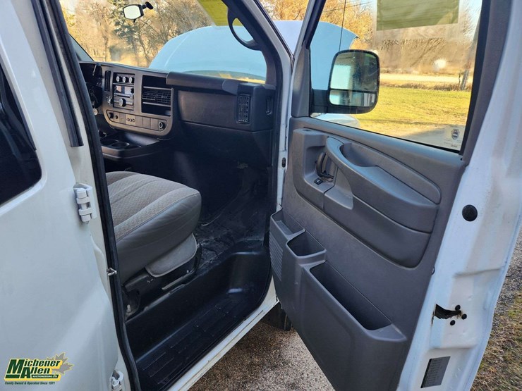 2012-chevrolet-express-2500-image-26