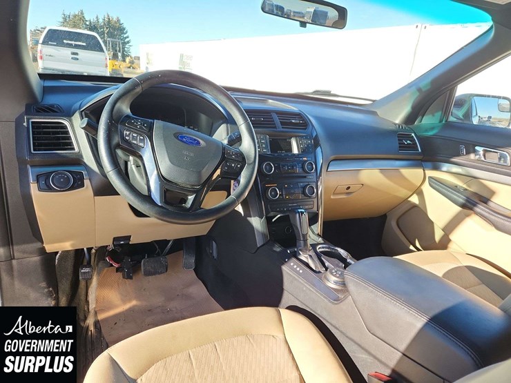 2016-ford-explorer-image-15