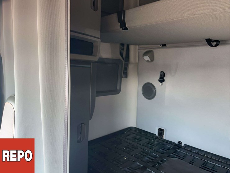 2023-volvo-vnl-t/a-sleeper-tractor-image-14