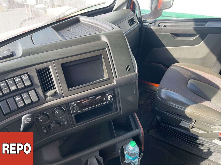 2023-volvo-vnl-t/a-sleeper-tractor-image-13