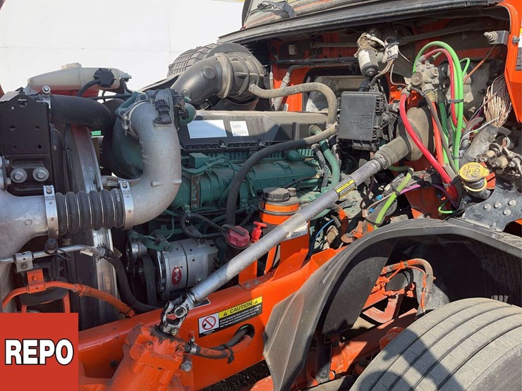 2023-volvo-vnl-t/a-sleeper-tractor-image-18