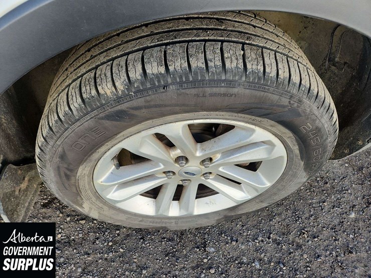 2016-ford-explorer-image-32