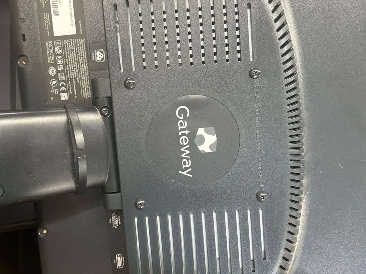 bins-of-monitors,-stands-and-dock-stations-image-3