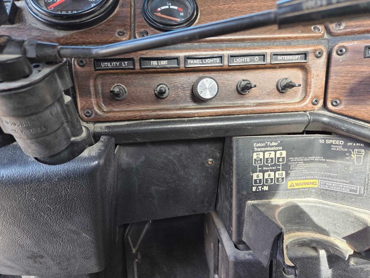 1994-freightliner-semi-image-52
