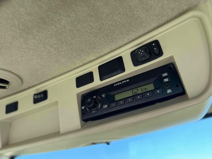 2013-john-deere-8285r-image-29