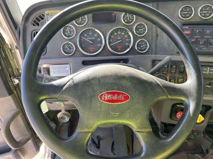 2015-peterbilt-367-image-12