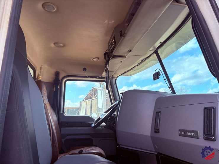 2019-mack-granite-gr64f-image-66