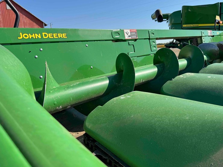 2024-john-deere-c8r-image-14