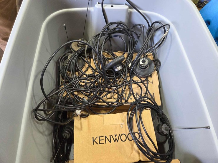 (7)-kenwood-radios-w/-antennas-image-5
