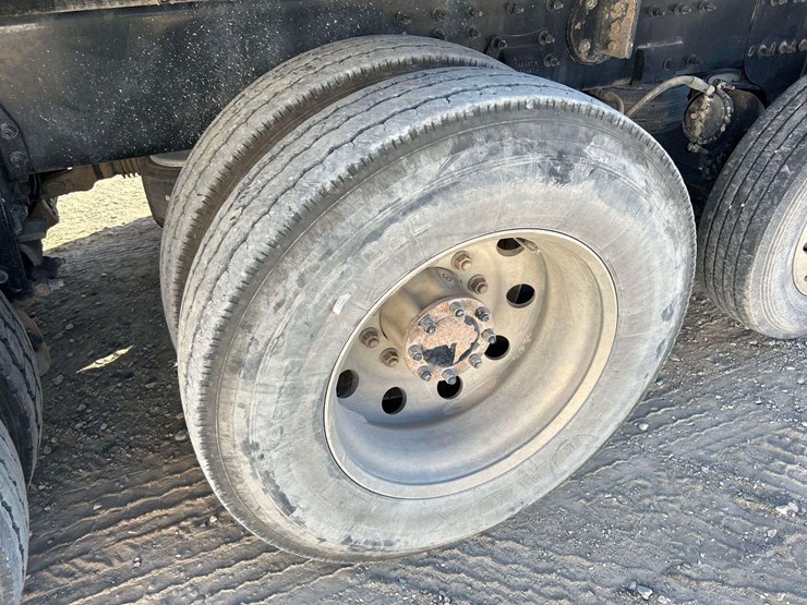 2015-peterbilt-367-image-38