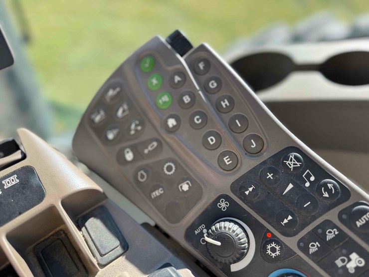 2013-john-deere-8285r-image-30