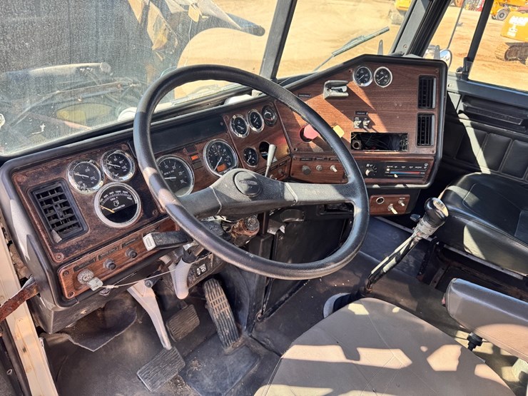 #14024-•-2007-freightliner-fld120sd-truck-tractor-image-17