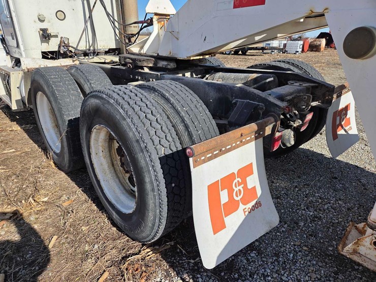 1994-freightliner-semi-image-17