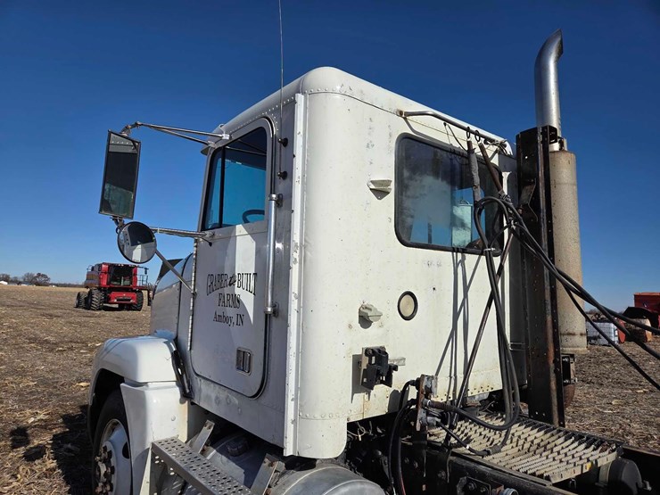1994-freightliner-semi-image-12