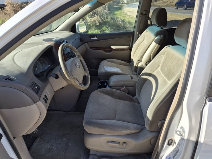 2004-toyota-sienna-image-13