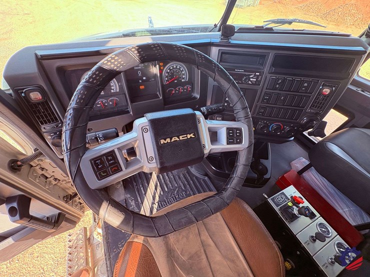 2019-mack-granite-gr64f-image-75