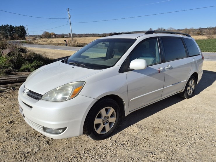 2004-toyota-sienna-image-2