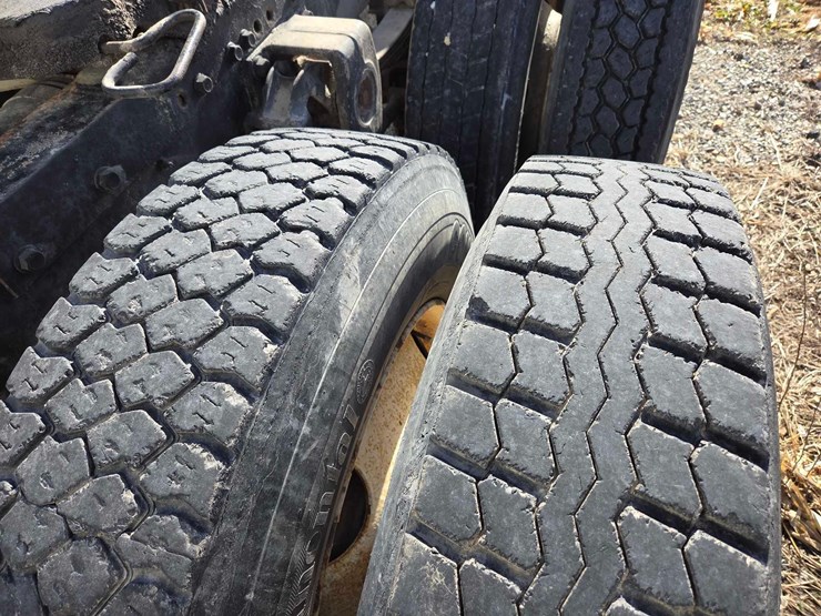 1994-freightliner-semi-image-13