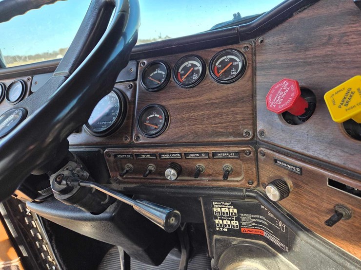 1994-freightliner-semi-image-51