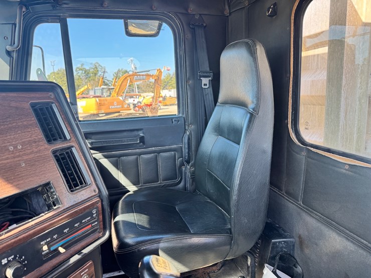 #14024-•-2007-freightliner-fld120sd-truck-tractor-image-11