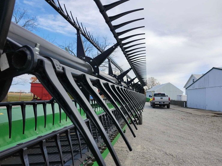 2024-john-deere-35-image-10