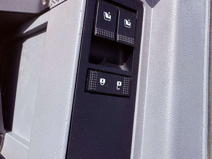 2019-mack-granite-gr64f-image-95