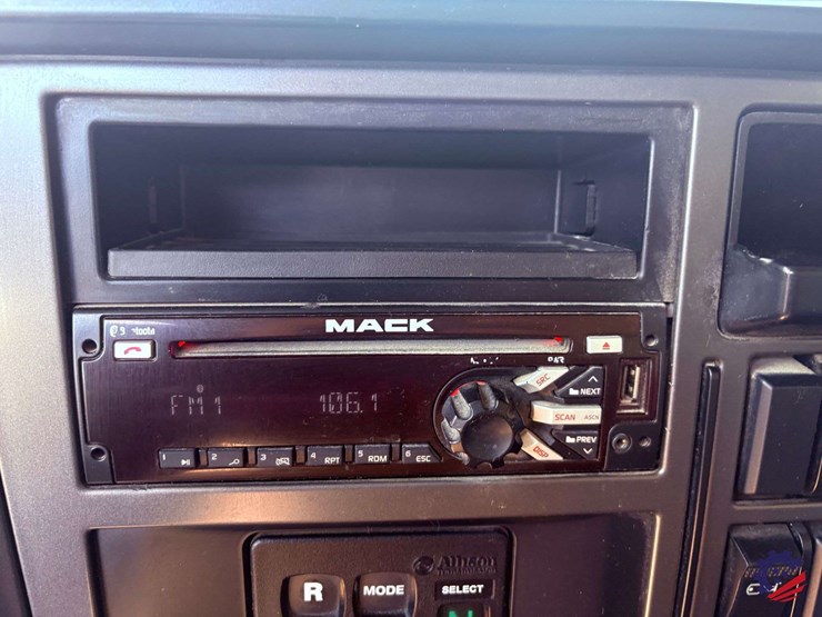 2019-mack-granite-gr64f-image-82