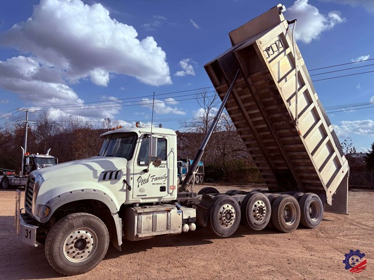 2019-mack-granite-gr64f-image-98