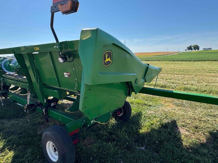 2024-john-deere-c8r-image-12