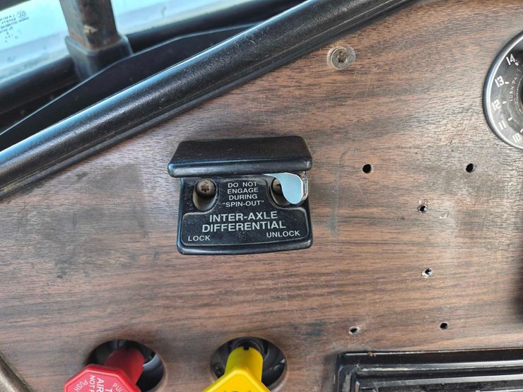 1994-freightliner-semi-image-56