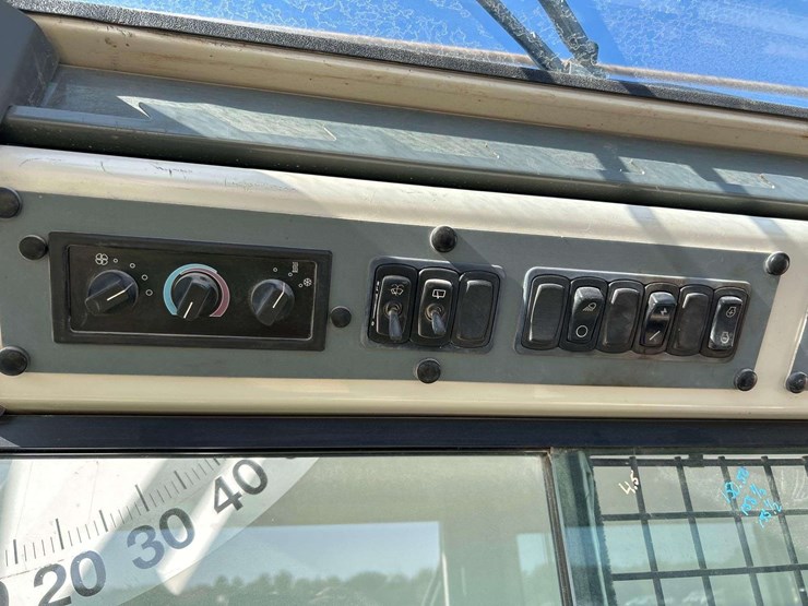 2015-peterbilt-367-image-23