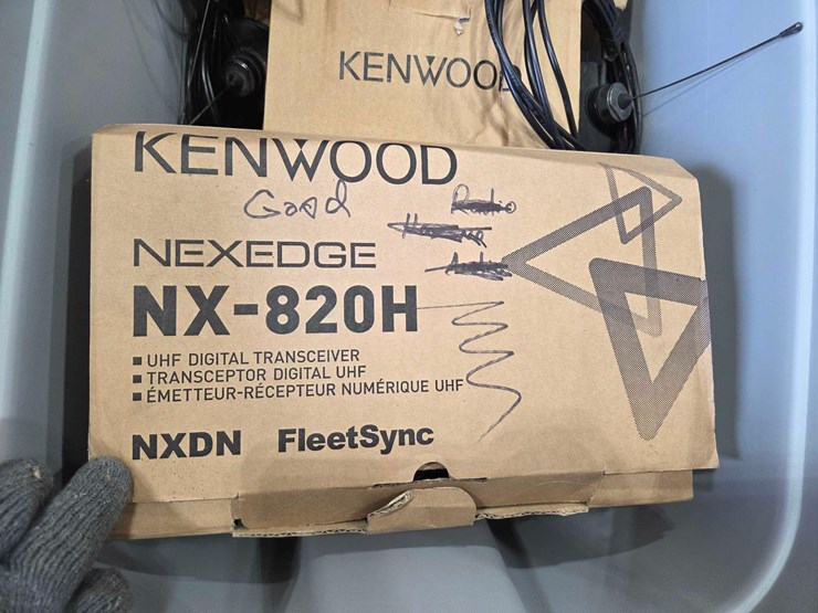 (7)-kenwood-radios-w/-antennas-image-4
