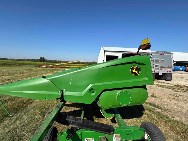 2024-john-deere-c8r-image-3