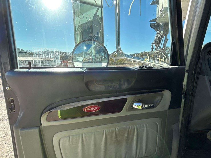 2015-peterbilt-367-image-9