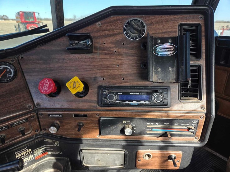 1994-freightliner-semi-image-50