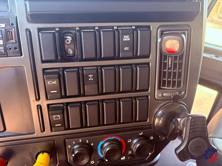 2019-mack-granite-gr64f-image-83