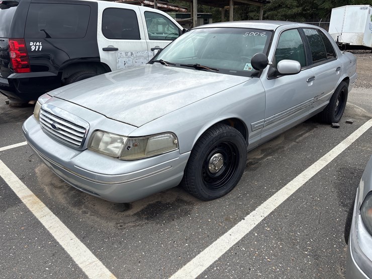 #5008-•-2002-ford-crown-victoria-|-for-parts/repairs-image-1