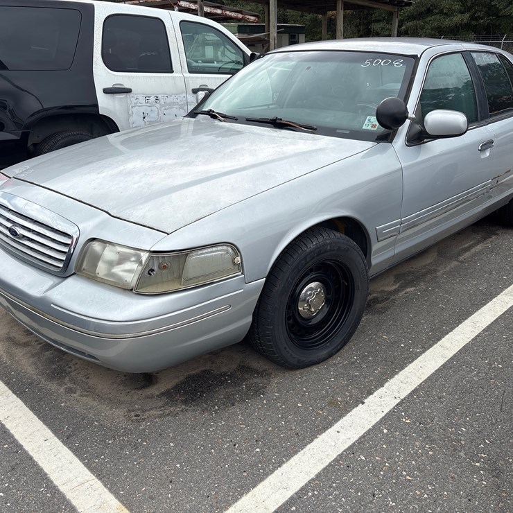 #5008 • 2002 FORD CROWN VICTORIA | FOR PARTS/REPAIRS