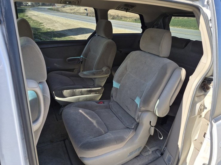 2004-toyota-sienna-image-11