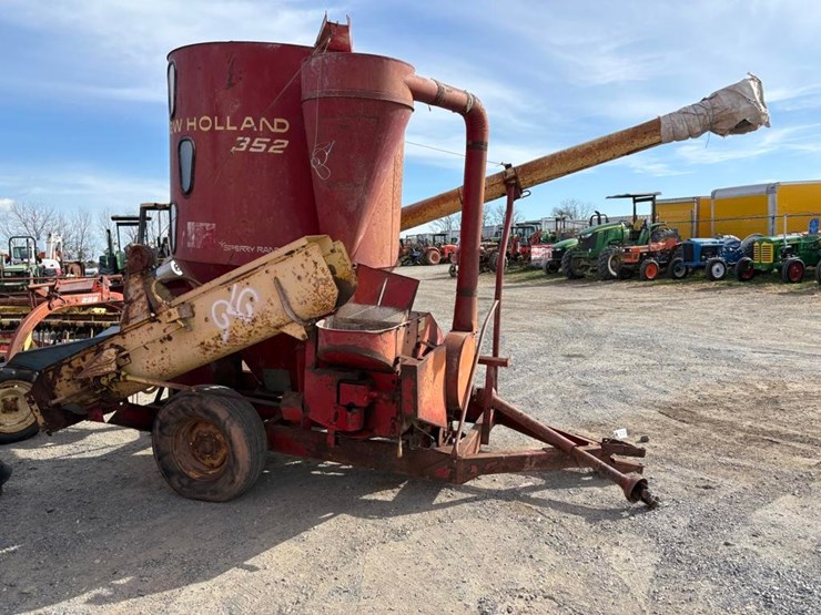 new-holland-352-image-1