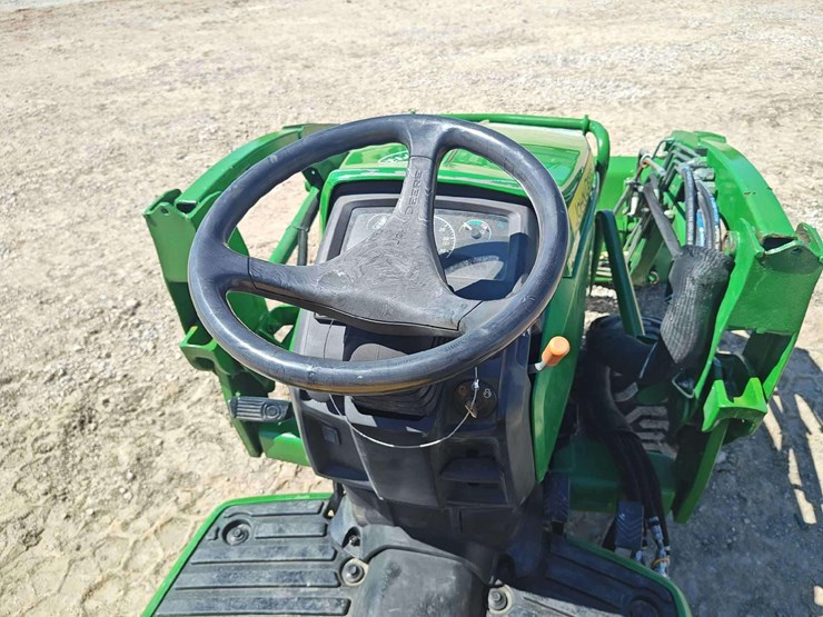 2019-john-deere-1025r-image-13