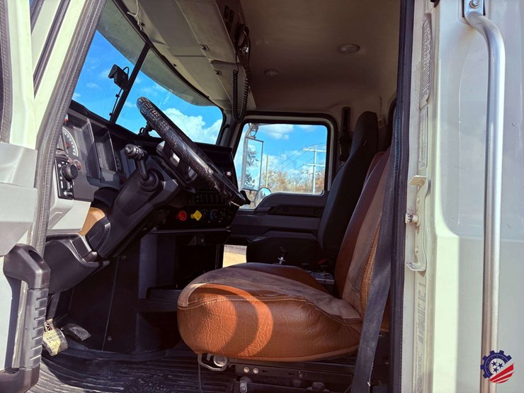 2019-mack-granite-gr64f-image-70